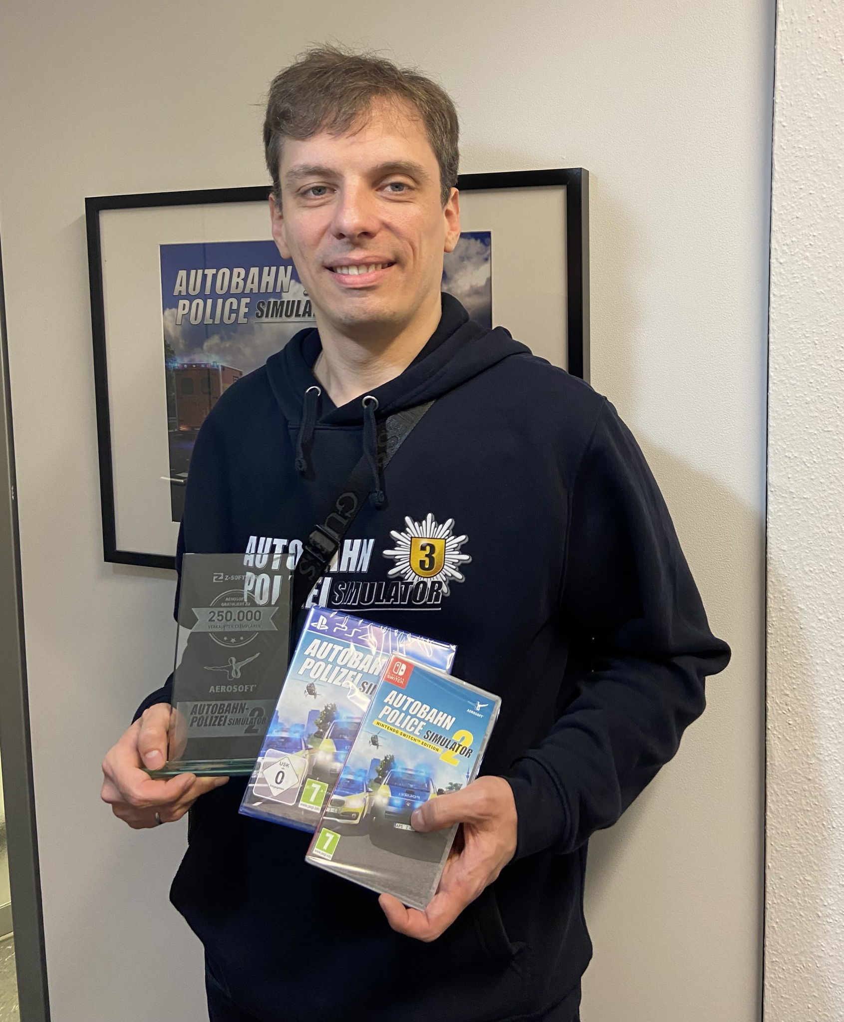 Andreas Heldt, CEO von Z-Software, mit dem Award für 250.000 verkaufte Exemplare von Autobahnpolizei Simulator 2.