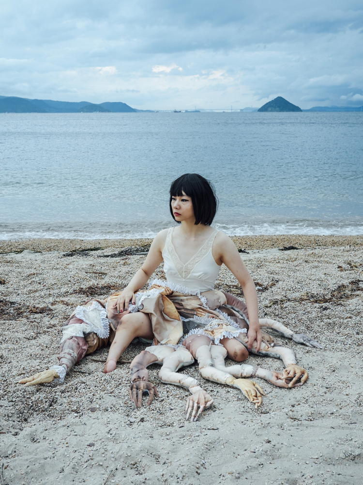 Mari Katayama,  Bystander #016, 2016, C-print, unieke lijst met  handgemaakte decoratie, 55,9 x 41x,9 cm / 77 x 59 cm, Collectie Antoine de Galbert,  Paris, Courtesy de kunstenaar en  Galerie Suzanne Tarasieve,  Parijs