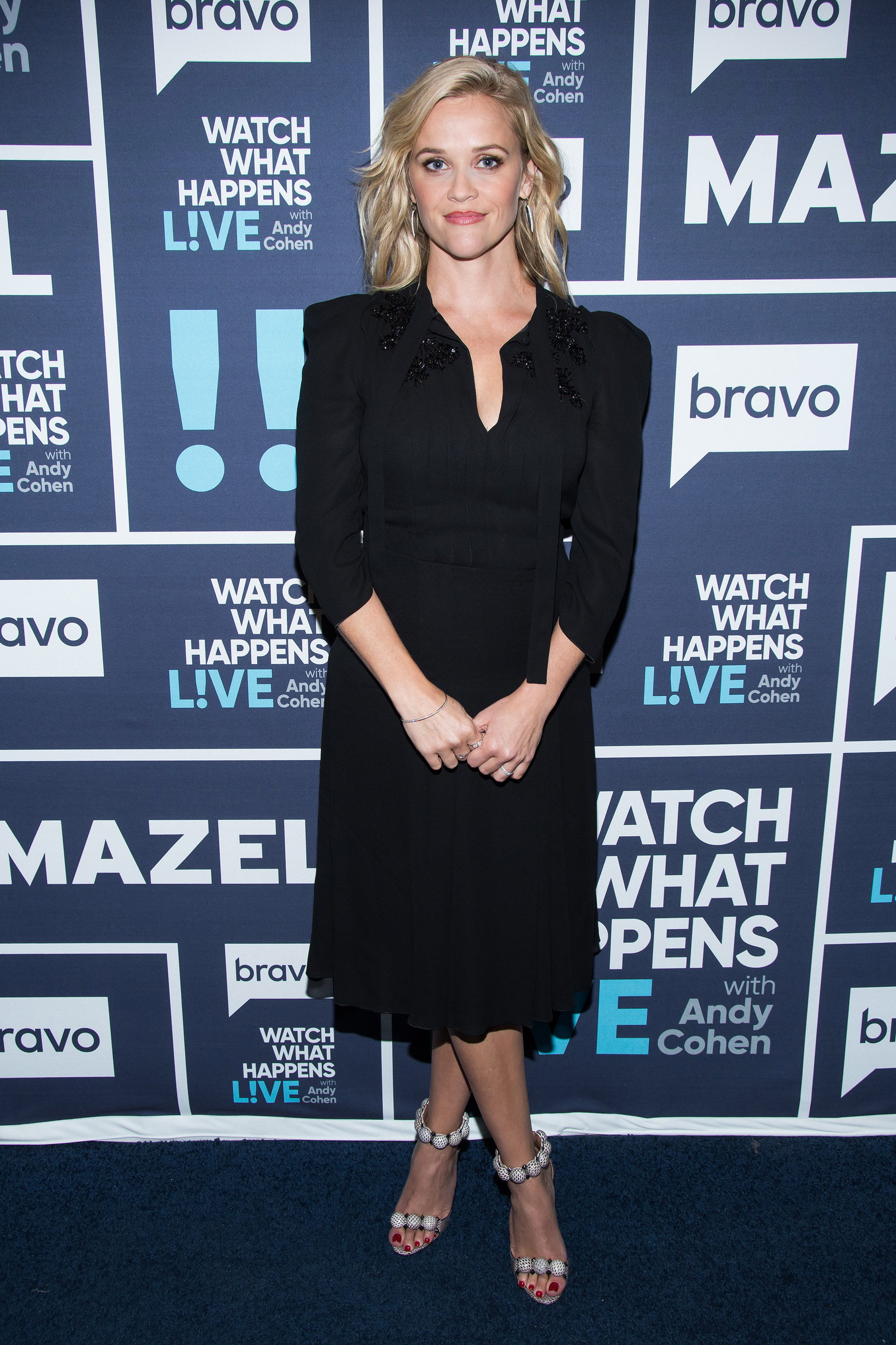 Reese Witherspoon vistiendo Bottega Veneta en "Watch What Happens Live"