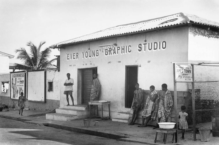 The Ever Young Studio, Jamestown, Accra, 1956 © James Barnor / Courtesy of Galerie Clémentine de la Féronnière