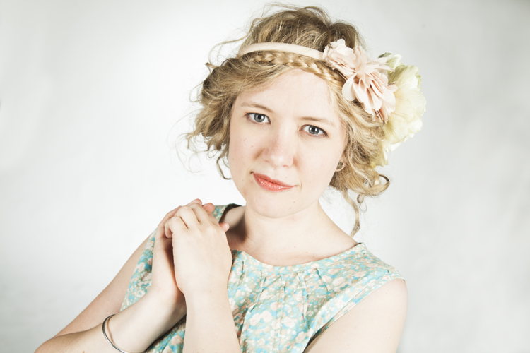 Katrijn Vanbouwel brengt als Festivalfee rust voor de festivalbezoekers. (c) VRT