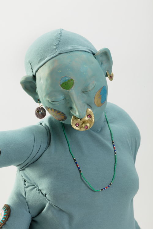 Francis Upritchard, Hot Future, 2018 Steel and foil armature, modelling material, fabric, paint, paste gems, glass beads, enamel Courtesy of the artist and Kate Macgarry, Londen