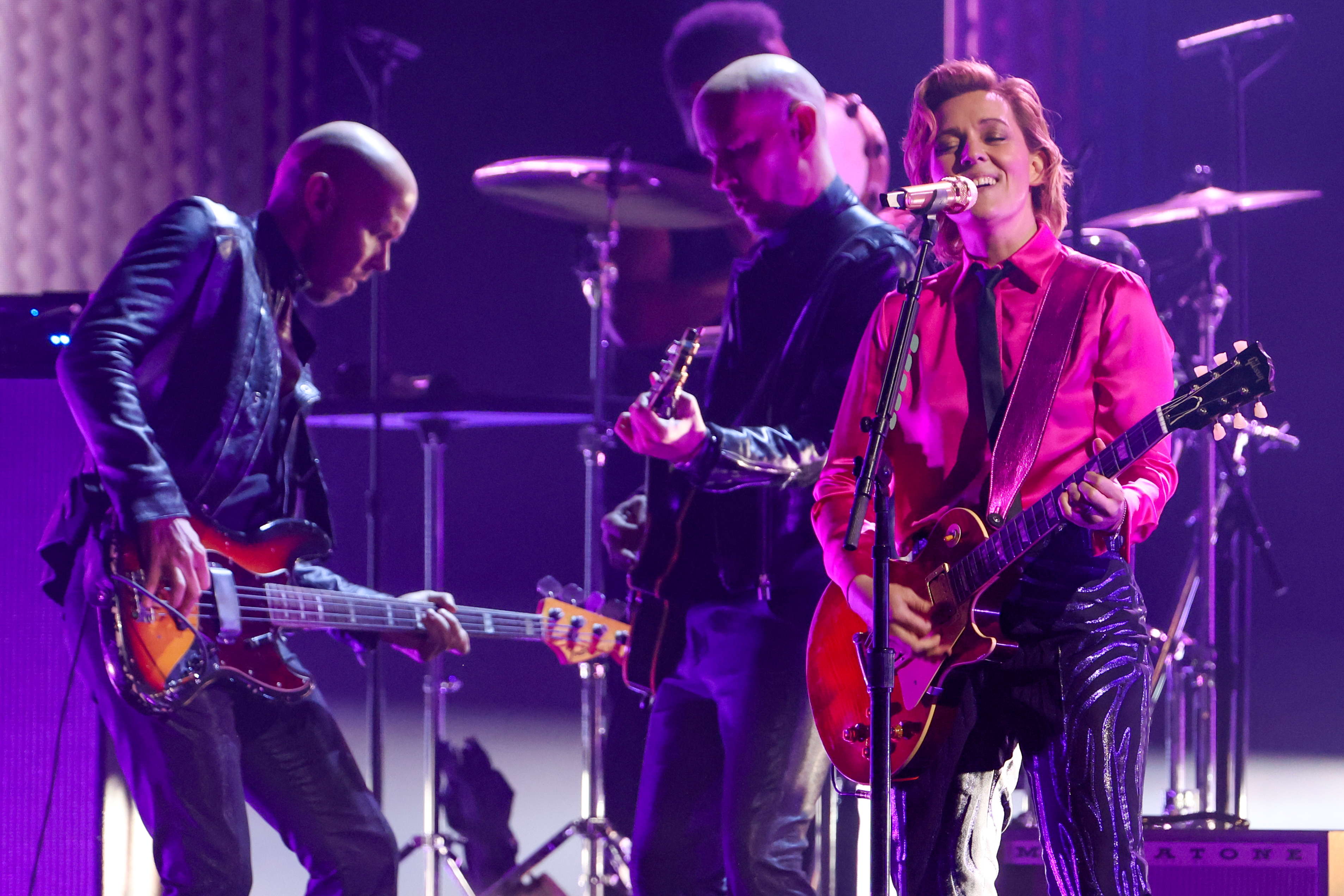 Brandi Carlile treedt op tijdens de 65ste jaarlijkse GRAMMY Awards, met gebruik van haar Sennheiser SKM 6000 / Neumann KK 205 - capsule combinatie. (Foto door Robert Gauthier / Los Angeles Times via Getty Images)