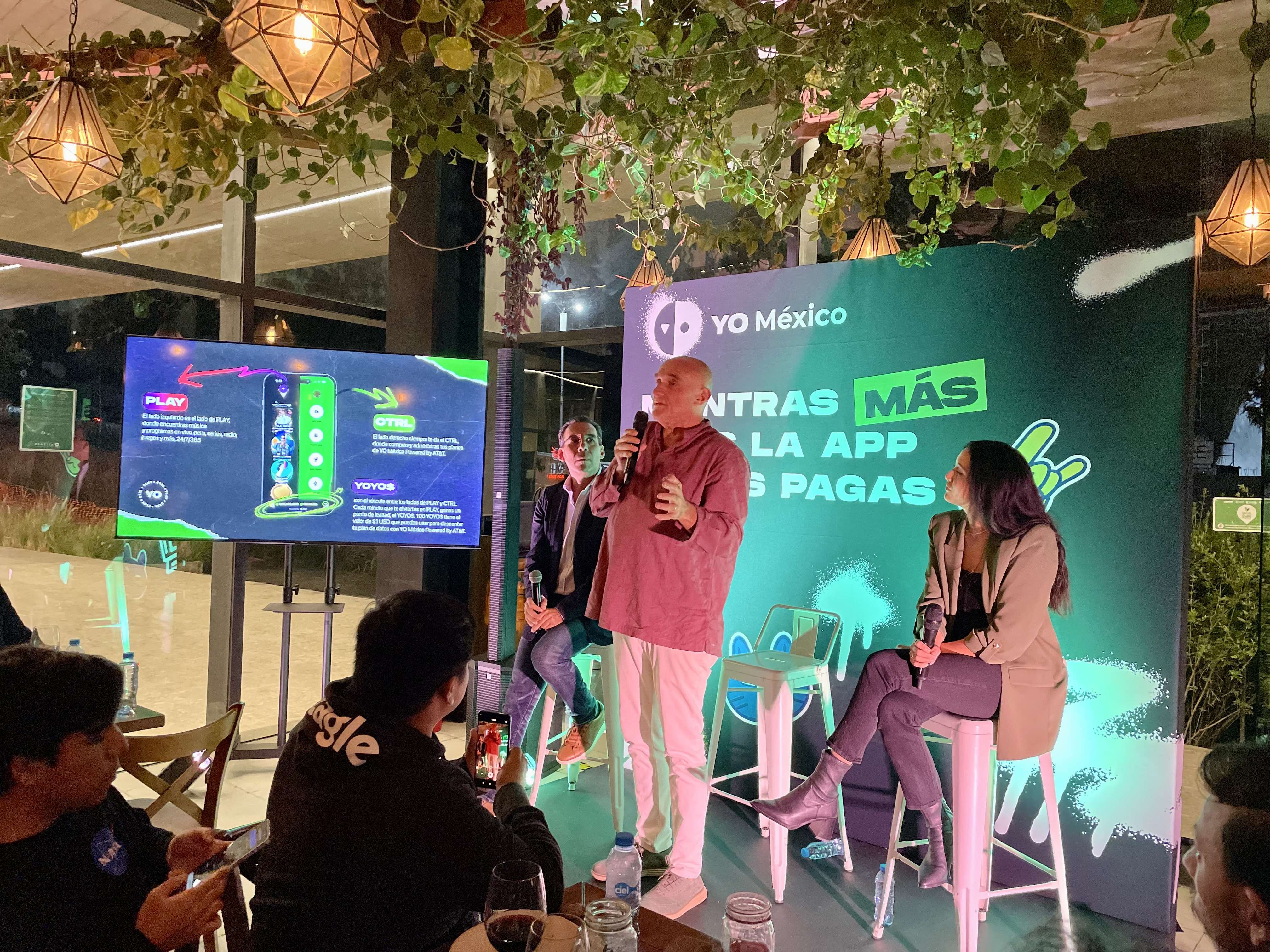 De izquierda a derecha, Pepe Maldonado, Presidente de YO México, Adam Kidron, Fundador y CEO de YO Mobile, y Sonya Zong, Chief Operating Officer de YO Mobile