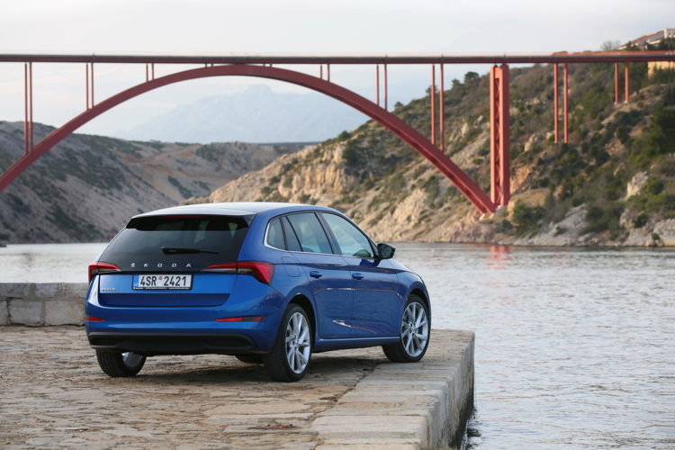 For the ŠKODA SCALA, the sporty metallic Race Blue
underlines its dynamic and emotive design and combines
perfectly with the black panoramic roof and extended black
rear window from the optional Emotion package. In total,
17.4% of all ŠKODA SCALA produced in 2019 were
painted this colour. For the ŠKODA SCALA, the sporty metallic Race Blue
underlines its dynamic and emotive design and combines
perfectly with the black panoramic roof and extended black
rear window from the optional Emotion package. In total,
17.4% of all ŠKODA SCALA produced in 2019 were
painted this colour.