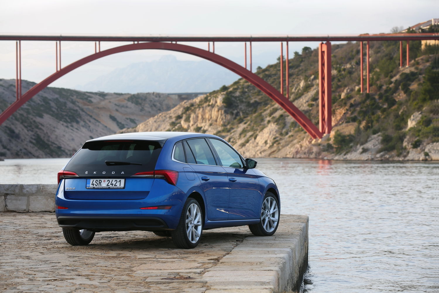 For the ŠKODA SCALA, the sporty metallic Race Blue
underlines its dynamic and emotive design and combines
perfectly with the black panoramic roof and extended black
rear window from the optional Emotion package. In total,
17.4% of all ŠKODA SCALA produced in 2019 were
painted this colour. 