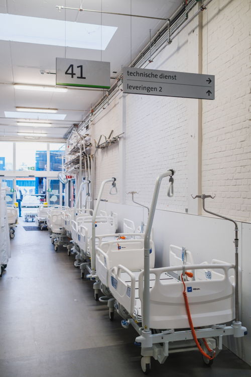De eerste van meer dan 1600 nieuwe ziekenhuisbedden bij ZNA staan klaar om getest te worden. 