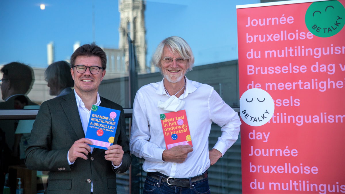 Sven Gatz & Philippe Van Parijs with the bilingual brochure