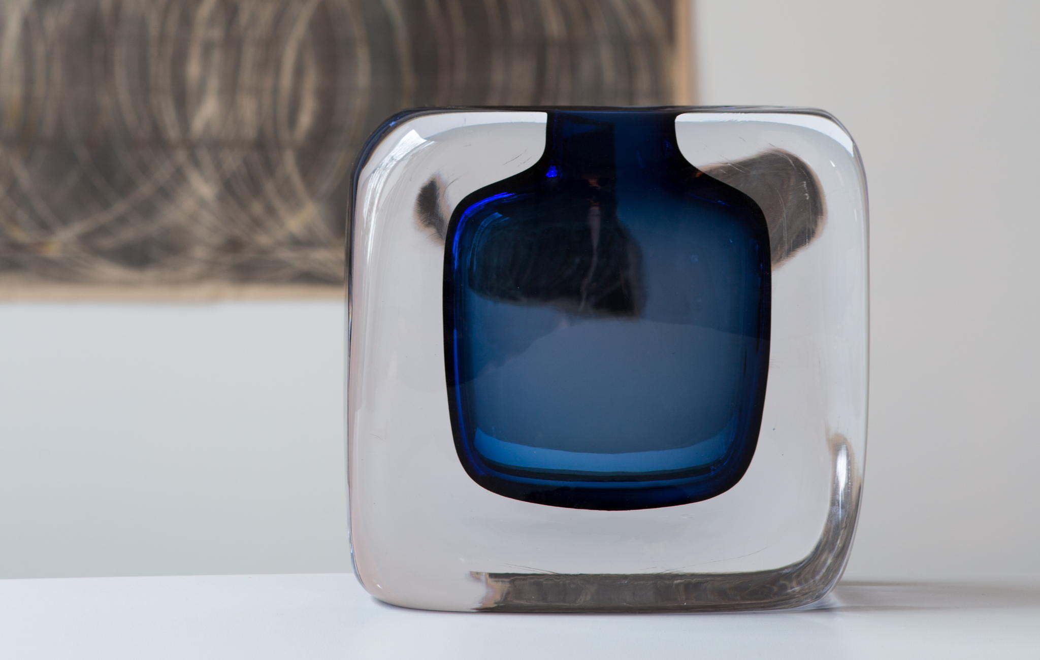 Architecturale glassculpturen schitteren in esthetische eenvoud