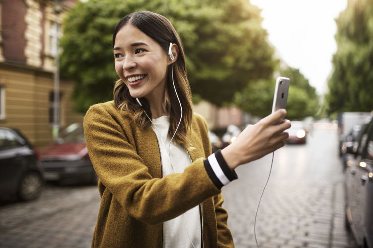 AMBEO SMART HEADSET_Lifestyle_5