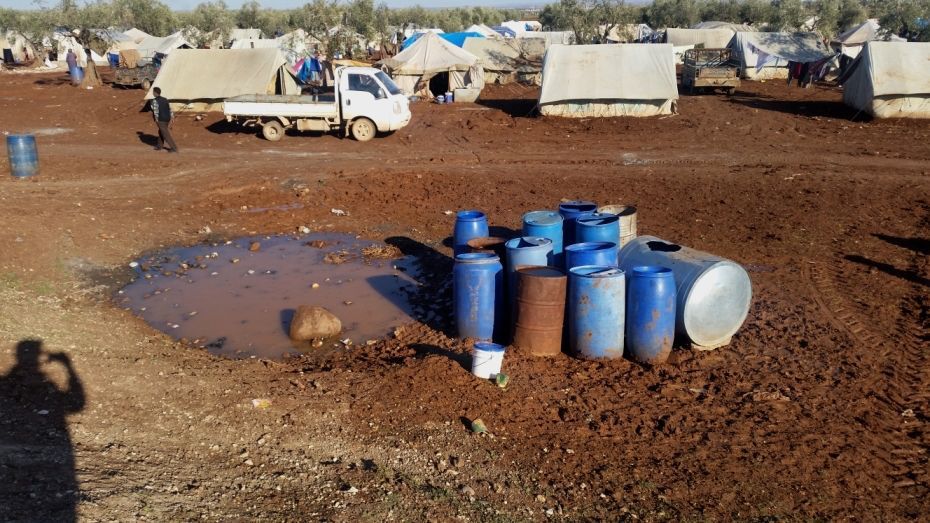 Bab Al Noor camp, northern Syria –
Before the most recent increase in fighting in Azaz, Bab Al Noor camp, near Syria’s border with Turkey, was home to around 14,000 people. Another 1,300 people have arrived in the camp in the in the second week of February. MSF has donated around 50 large family tents for the recently arrived people in the camps and is looking at how to improve water and sanitation.