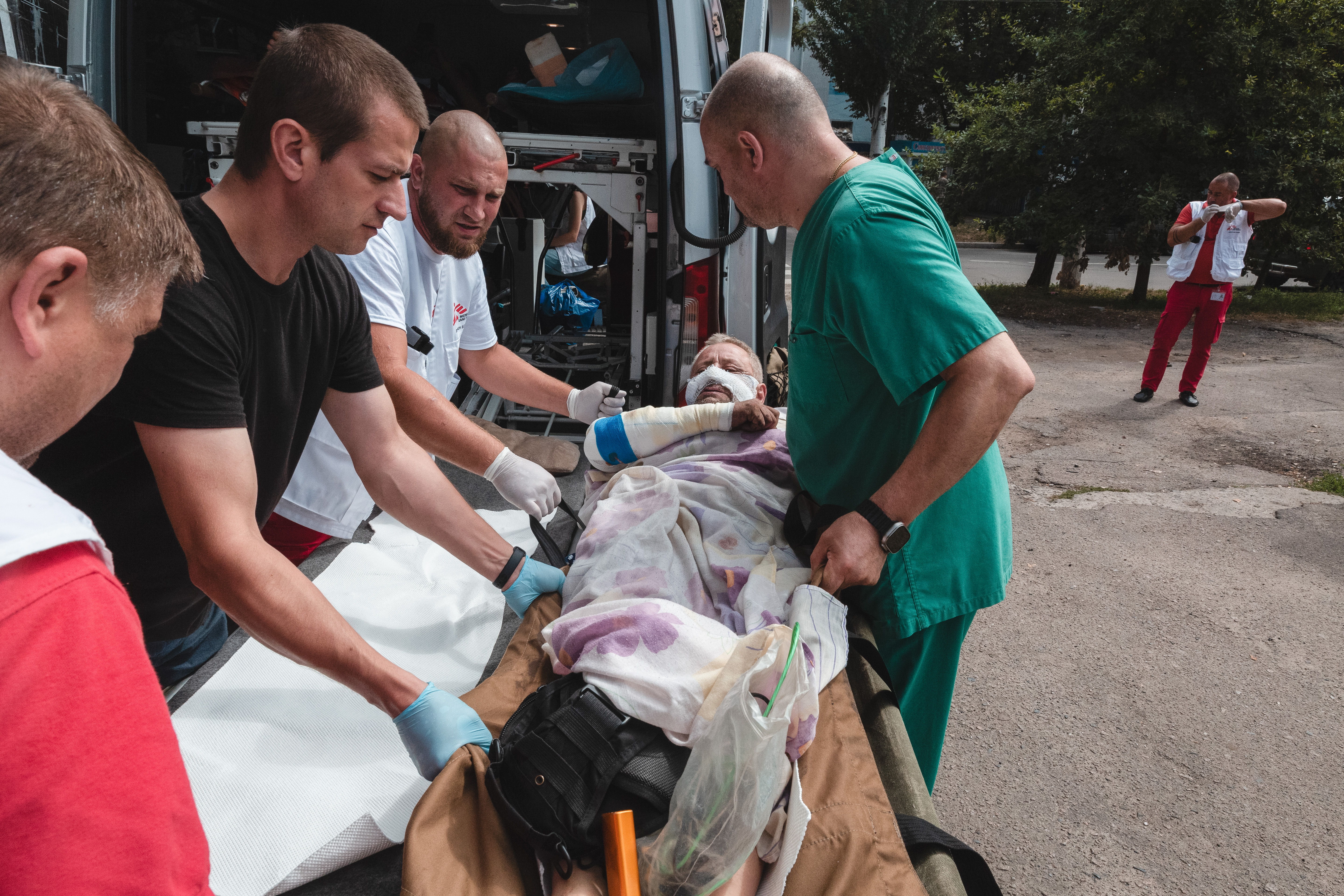 Artsen zonder Grenzen heeft 17 ambulances bij de frontlinie, waaronder vijf IC-voertuigen en drie voertuigen voor het vervoer van meerdere patiënten.