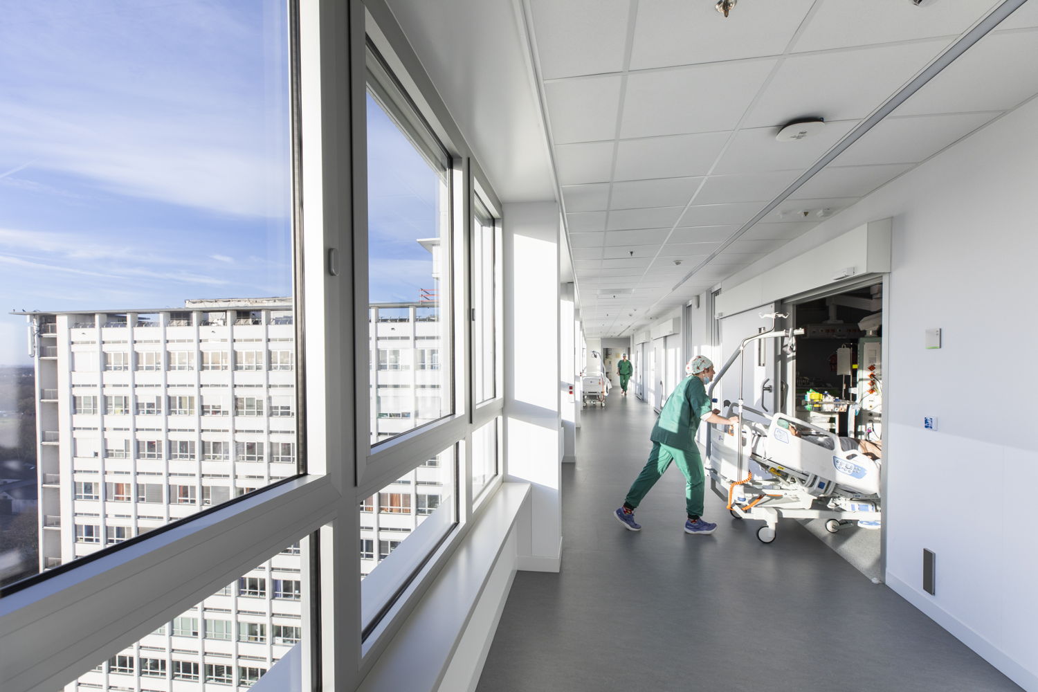 Patiënten gaan via een aparte gang naar de operatiezalen in ZNA Middelheim. Zo komen ze pas op het laatste moment in de operatiesfeer. (Foto: ZNA / Dirk Kerstens)