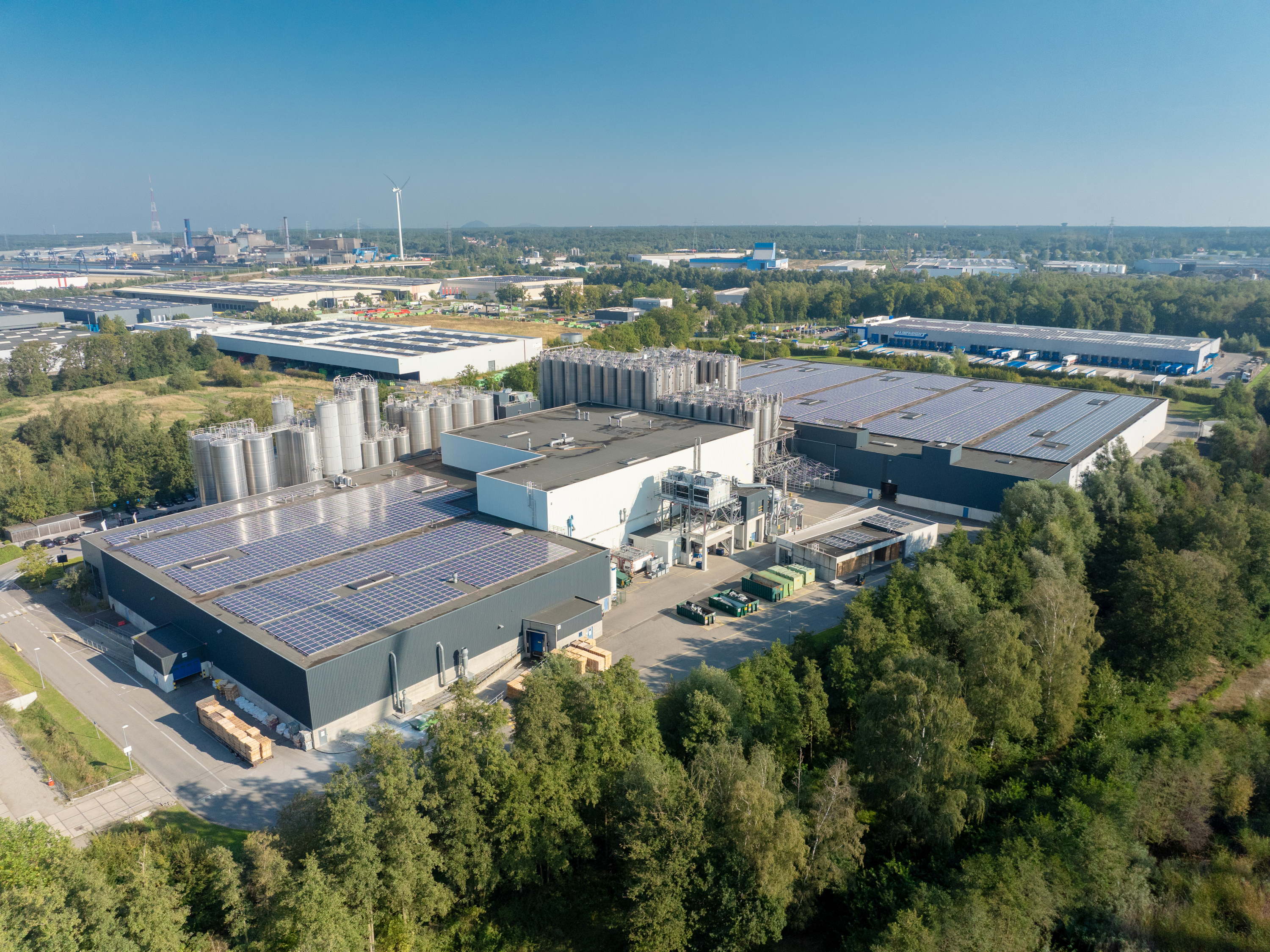 SABIC neemt &#039;s werelds grootste zonne-installatie met lichtgewicht en circulaire panelen in gebruik in Genk