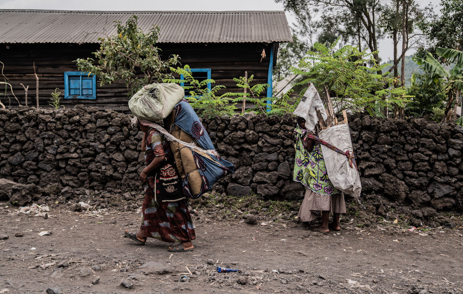 Title: IDPs leaving Goma camps Copyright: Jospin Mwisha Countries: Democratic Republic of Congo Date taken / Date Recorded: 11 February, 2025 Caption / Description: Des familles quittent les camps de Lushagala et Bulengo, portant leurs colis sur le dos et sur la tête, certains à pied tandis que d’autres paient des motos ou des camions pour se déplacer, selon leurs moyens. Inquiets, ils se demandent si ils retrouveront leur maison ou s’ils devront recommencer à zéro