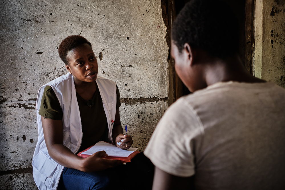 Miriam Mbwana, MSF's mental health counsellor, talking to a sex worker in need of psychological support. Photographer: Diego Menjibar | Location: Malawi |Date:13/10/2023