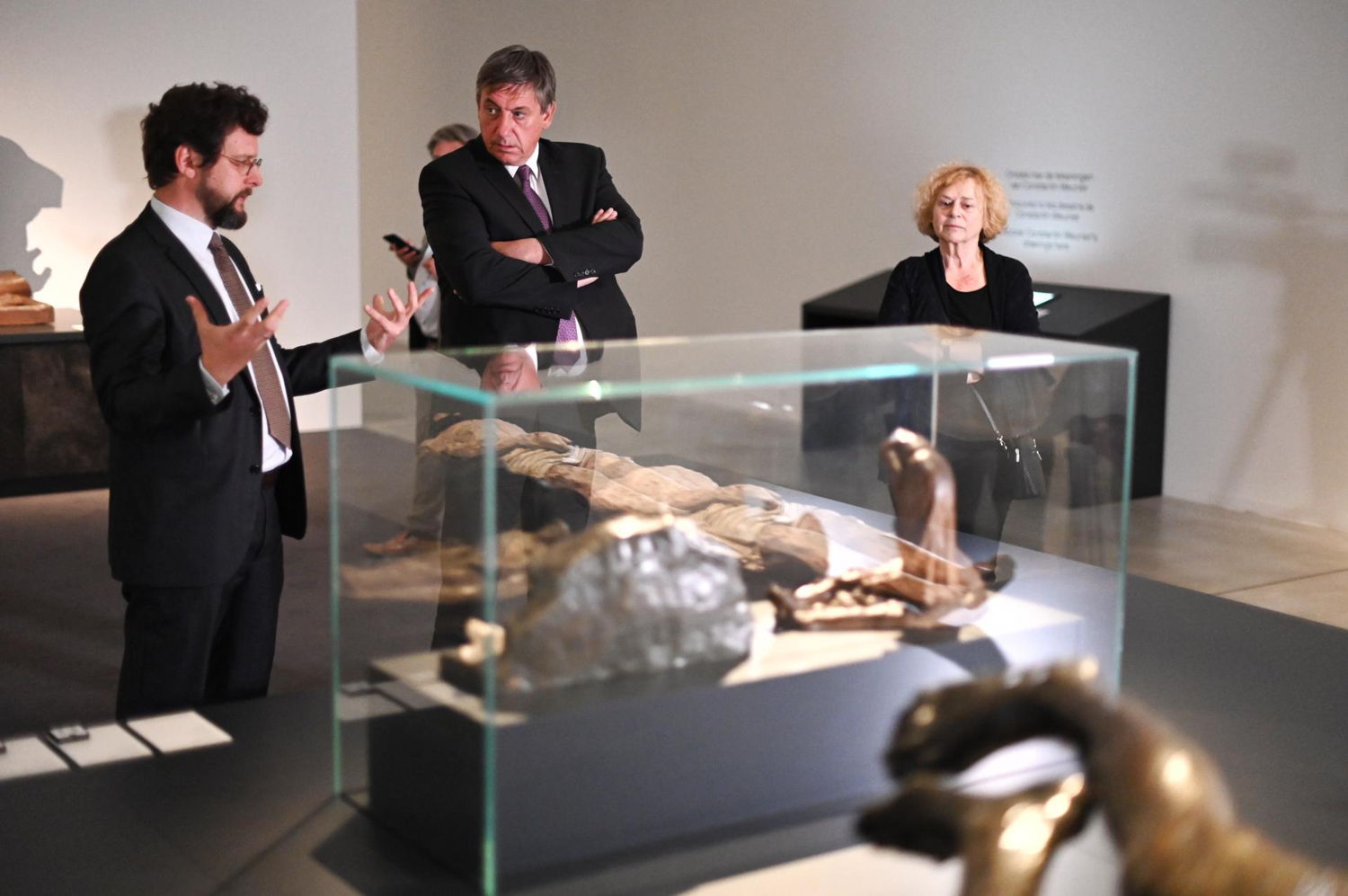 Commissaire dr Peter Carpreau et Ministre-président Jan Jambon dans l'expo 'Rodin, Meunier & Minne' (c) Jasper Jacobs