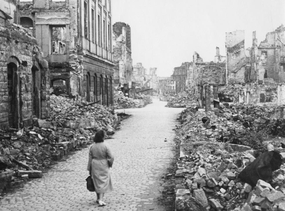 Bombing of Dresden AKG420552 © Bildarchiv Pisarek / akg-images