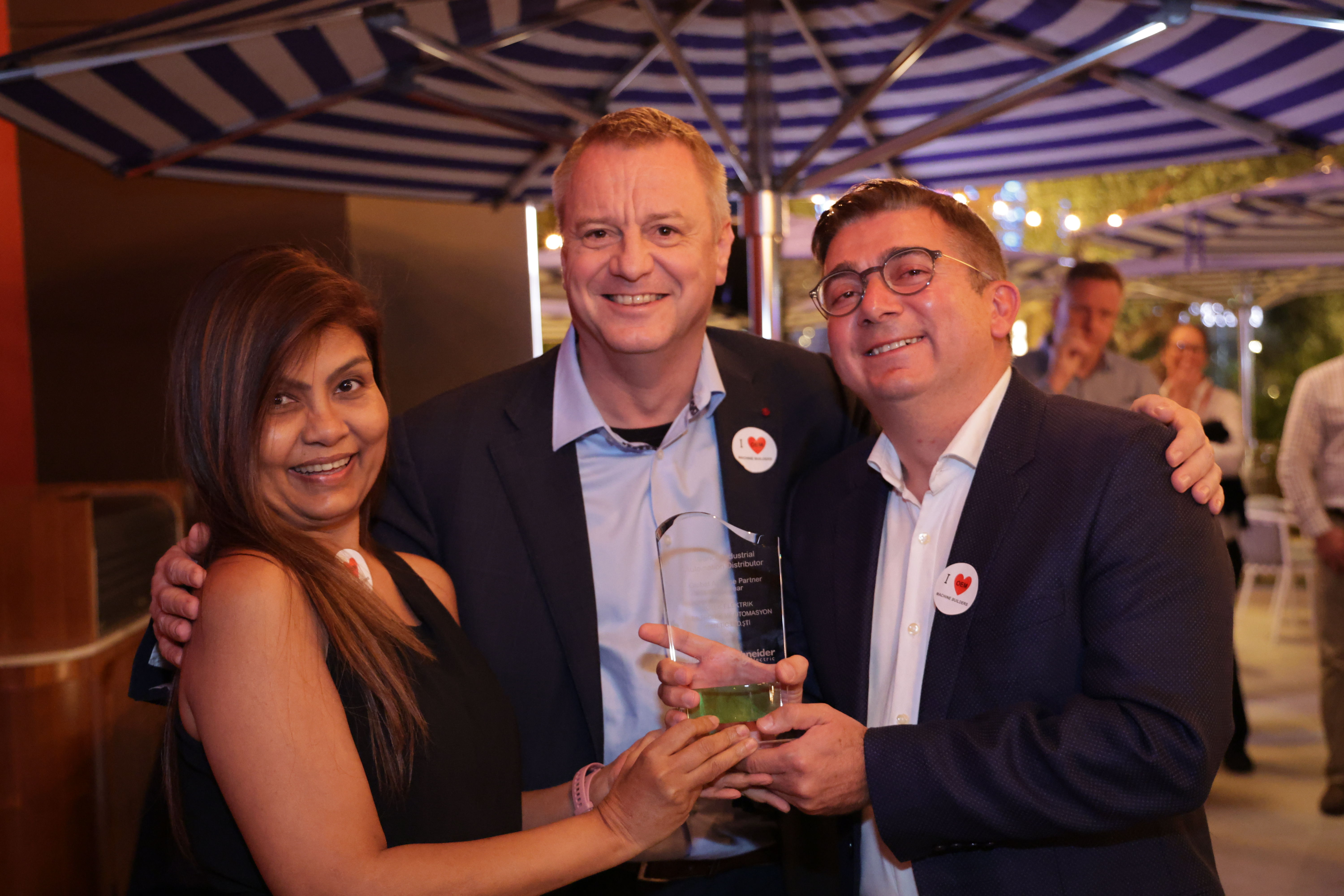 Botek: Global Partner of the Year, Alliance Industrial Automation Distributor categorie. De gauche à droite: Sonali Kaushik, Vice President, Global Distribution APAC &MEA, Industrial Automation, Schneider Electric. Johan Vanderplaetse, Senior Vice President, Industrial Automation, Commercial & Segments, Schneider Electric. Award Winner: Alliance Master Industrial Automation Distributor, Ömer yetkin Özbak de Botek Elektrik Otomasyon. Botek: Global Partner of the Year, Alliance Industrial Automation Distributor categorie. De gauche à droite: Sonali Kaushik, Vice President, Global Distribution APAC &MEA, Industrial Automation, Schneider Electric. Johan Vanderplaetse, Senior Vice President, Industrial Automation, Commercial & Segments, Schneider Electric. Award Winner: Alliance Master Industrial Automation Distributor, Ömer yetkin Özbak de Botek Elektrik Otomasyon.