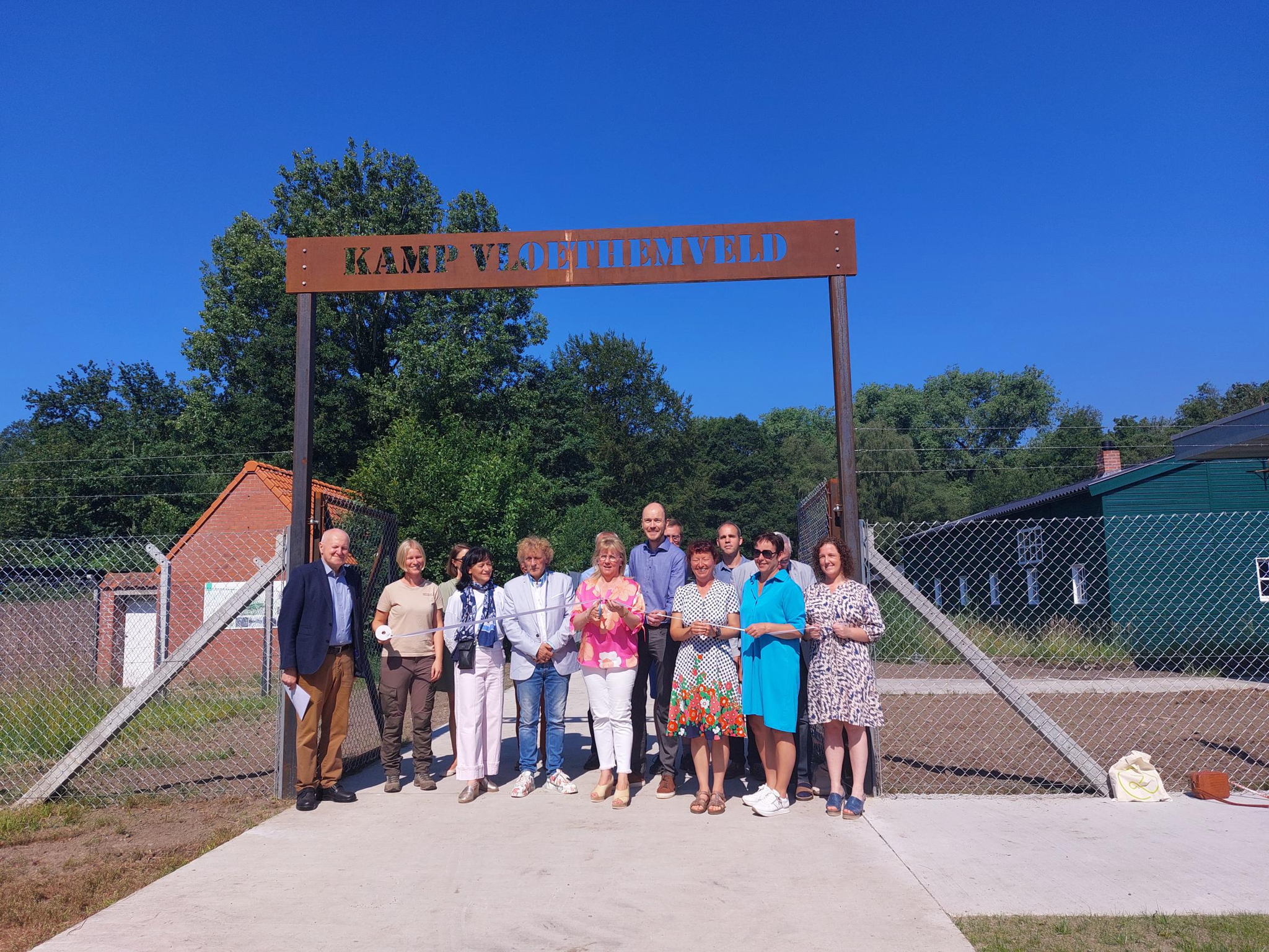 Projectpartners openden vandaag officieel het vernieuwde onthaalplein en de gerestaureerde barakken in Vloethemveld Projectpartners openden vandaag officieel het vernieuwde onthaalplein en de gerestaureerde barakken in Vloethemveld