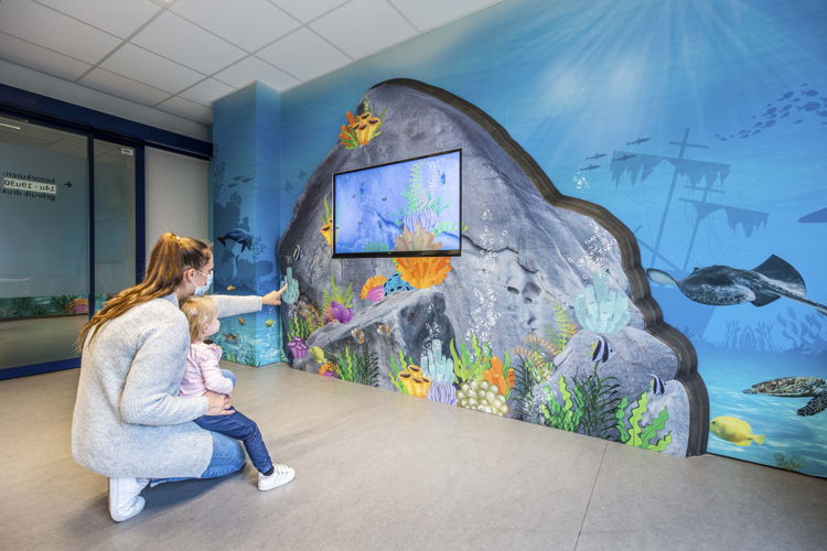 De nieuwe onderwaterwereld in ZNA Koningin Paola Kinderziekenhuis. Hier: een scherm met bewegende beelden van vissen. (Credit: ZNA / Dirk Kestens)