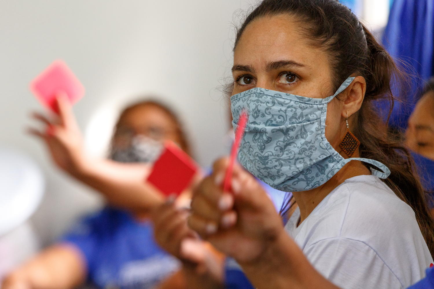 Health promoter Uliana Esteves conducts an activity with community health workers in the town of Tefé, in Amazonas state, to answer questions about what is true or false about COVID-19. 14 December 2020, credit Diego Baravelli