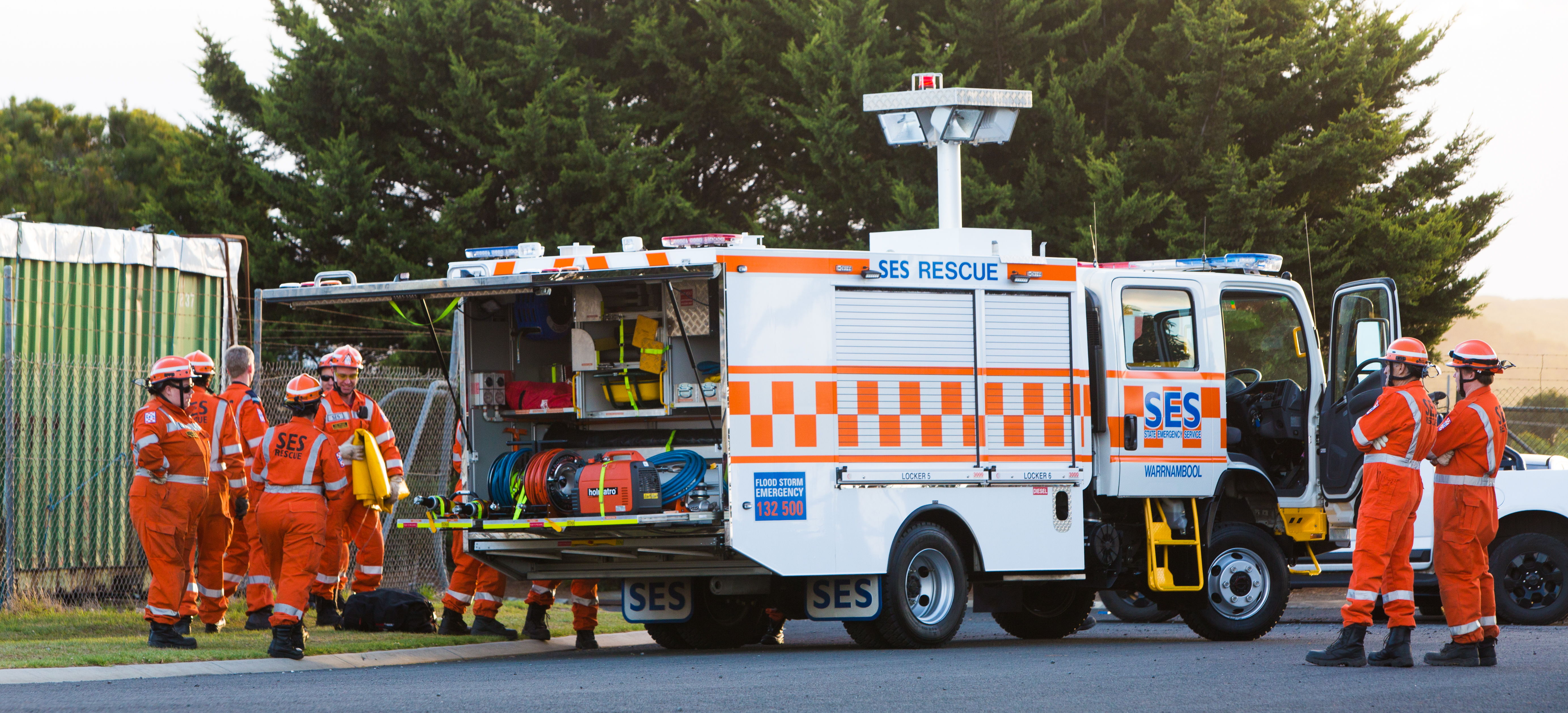 An Isuzu NPS 75/45-155 4x4 Crew put to work by the SES