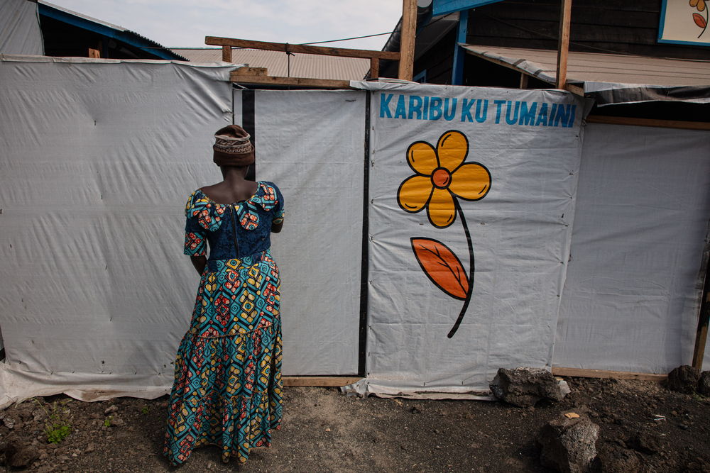 Una mujer de espaldas en la puerta de la clínica Tumaini de MSF en los campos de Bulengo y Lushagala, en Kivu Norte (RDC). Alexandre Marcou/MSF