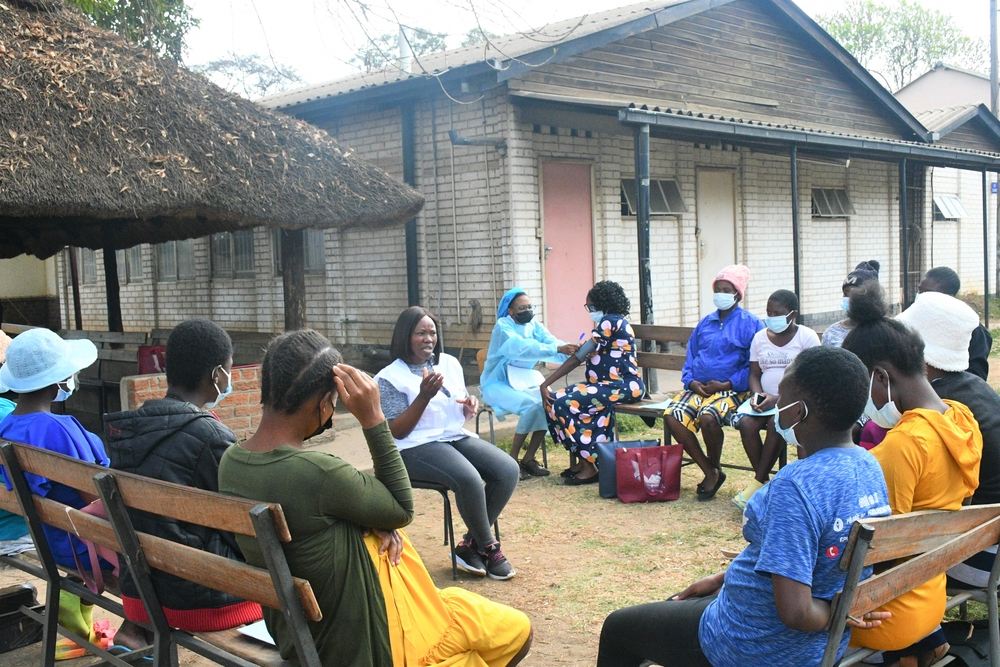 MSF Social Worker and teen mums discussing urgent maternal signs. Photographer: MSF | Location: Zimbabwe | Date: 22/11/2022