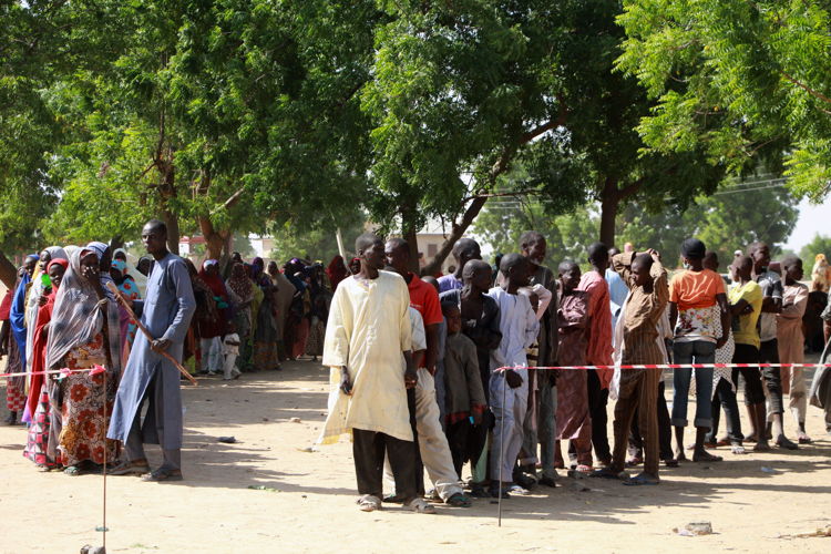 Distribution de nourriture à Maiduguri le 14 décembre dernier. 500 familles ont reçu de quoi se nourrir deux semaines ce jour-là. (c) Malik Samuel/MSF