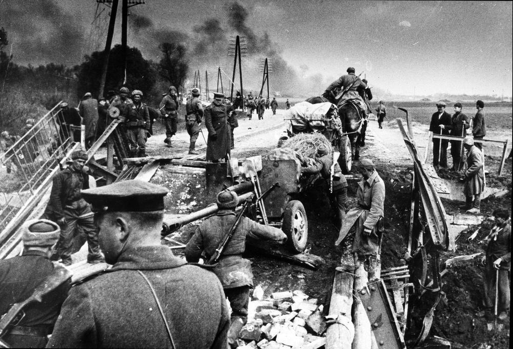 Russian troops advancing towards Vienna. April 1945. AKG1004221 © akg-images / Voller Ernst / Chaldej