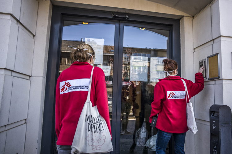 Intervention MSF dans une maison de repos bruxelloise © Olivier Papegnies