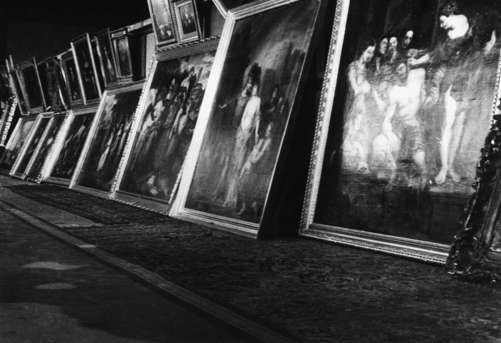 Paintings from the Reich Chancellery, June 1945. AKG95332 © akg-images