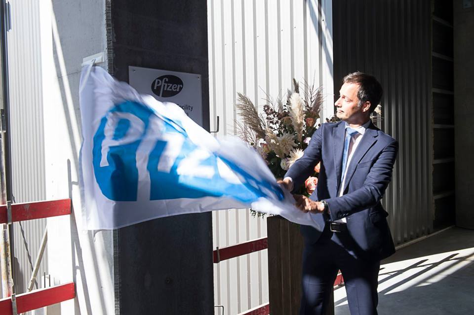 Vicepremier en minister van Ontwikkelingssamenwerking Alexander De Croo, trapt de werken op gang voor een nieuwe productie-eenheid van Pfizer in Puurs. © Pfizer