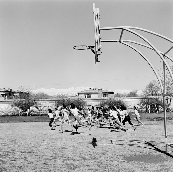 AKG298972 Lycéennes pendant un cours de sport au lycée Malalay à Kaboul en 1963 (c) Paul Almasy / akg-images