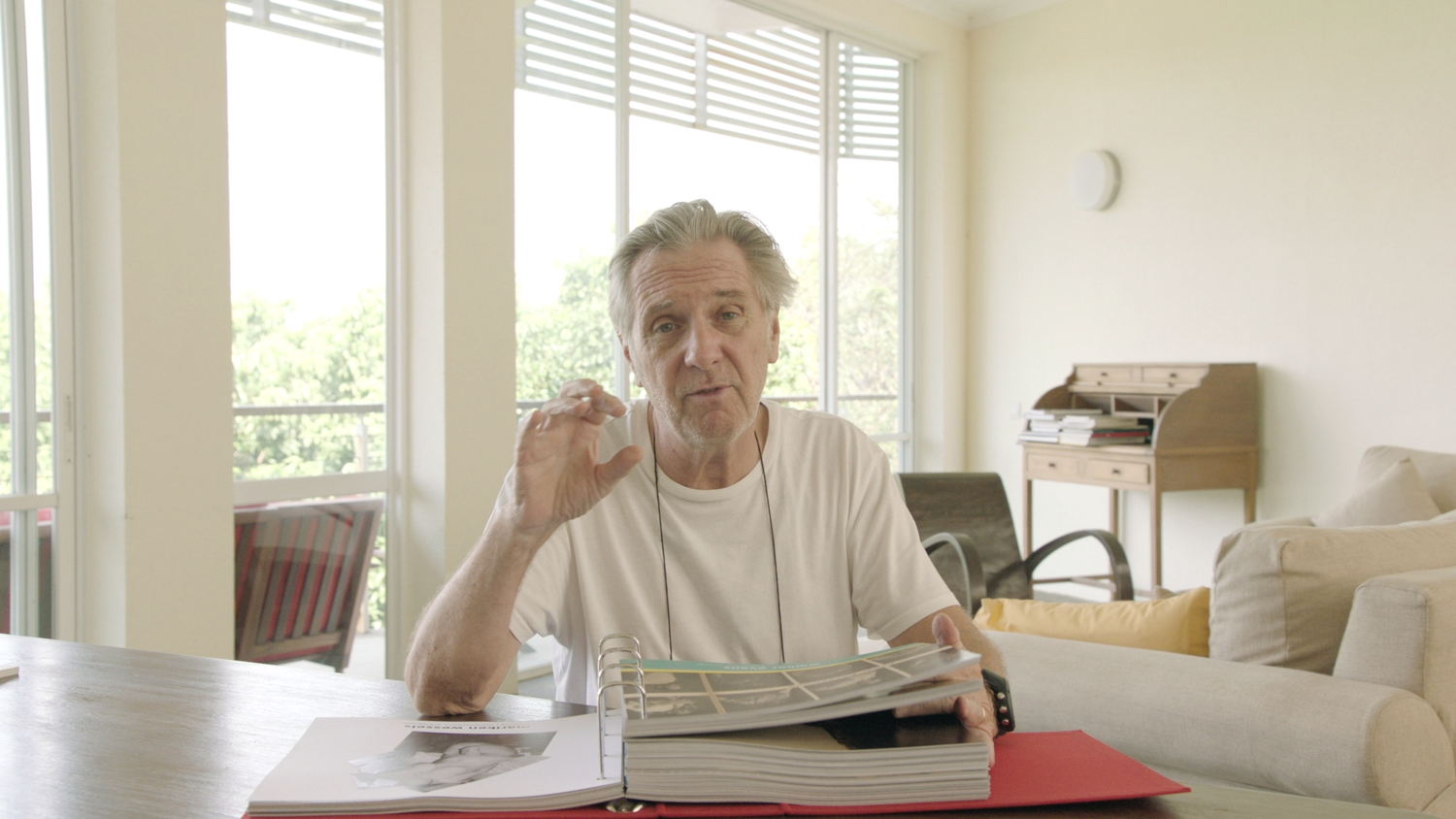 John Vink met album Canvasconnectie - (c) VRT