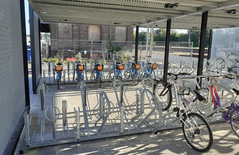 In de overdekte fietsparking is er plaats voor 130 fietsen en bromfietsen. © NMBS