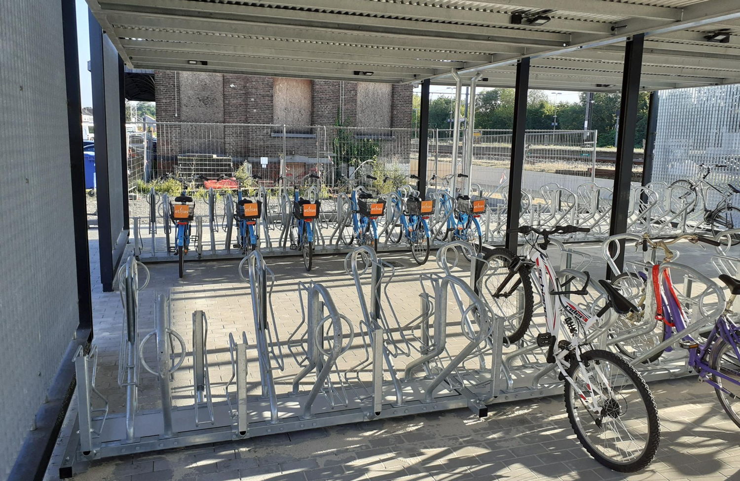 In de overdekte fietsparking is er plaats voor 130 fietsen en bromfietsen. © NMBS