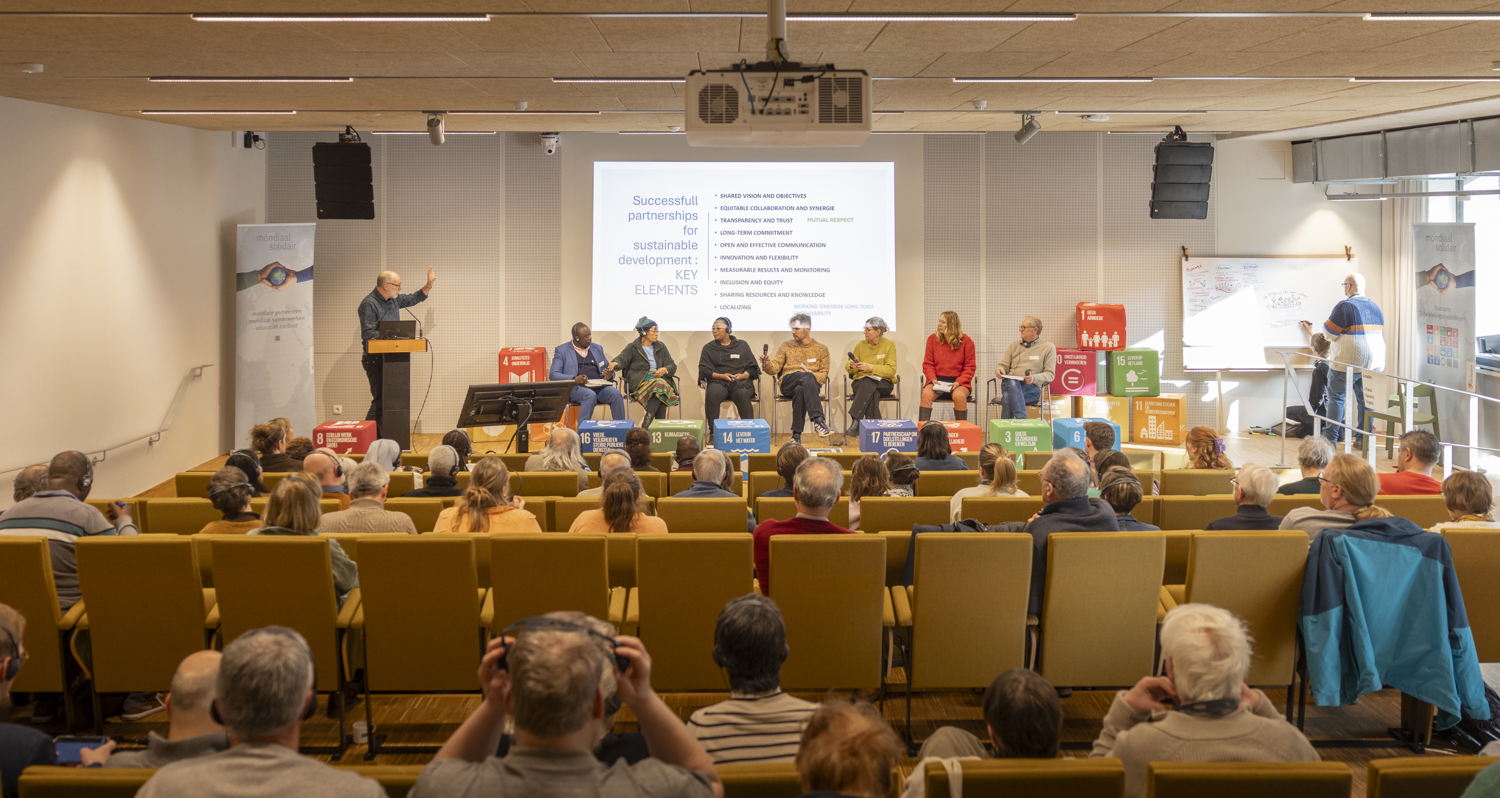 debat in het Provinciehuis op het congres '30 jaar mondiale samenwerking in Oost-Vlaanderen'