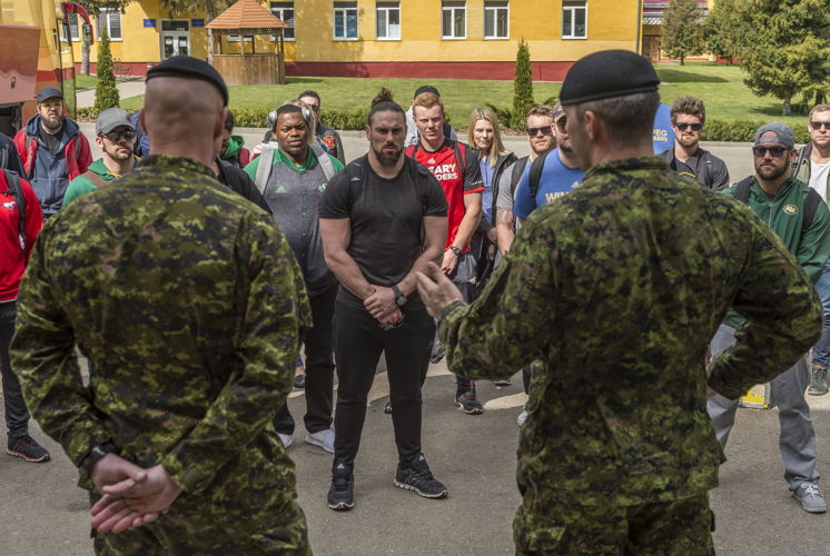 Des joueurs de la LCF rencontrent des militaires déployés dans le cadre de l'opération UNIFIER à Starychi, en Ukraine. Photo : CplC Mathieu Gaudreault, Caméra de combat des Forces canadiennes