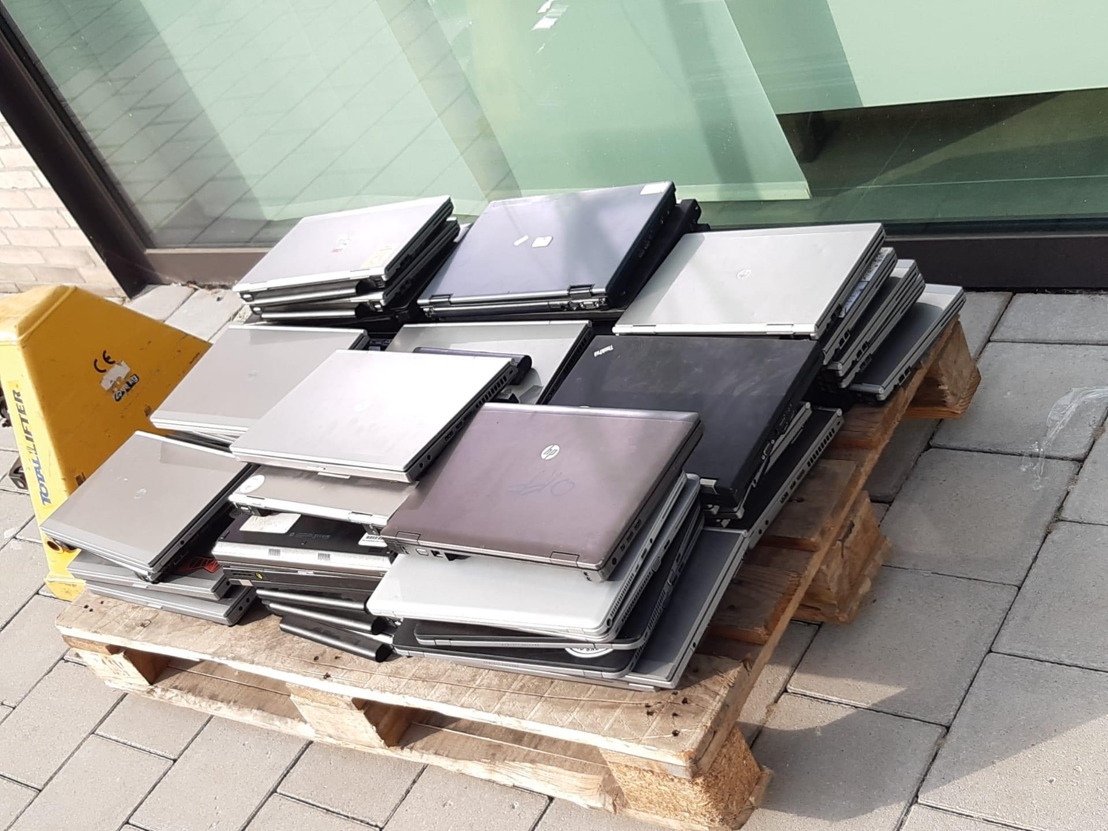 AB InBev schenkt opnieuw laptops aan leerlingen via Stad Leuven