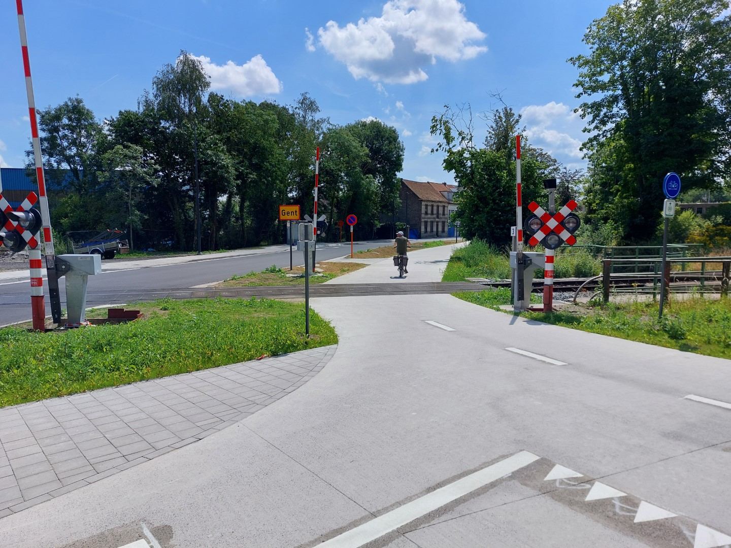 Heringerichte spoorwegovergang met nieuwe fietspaden