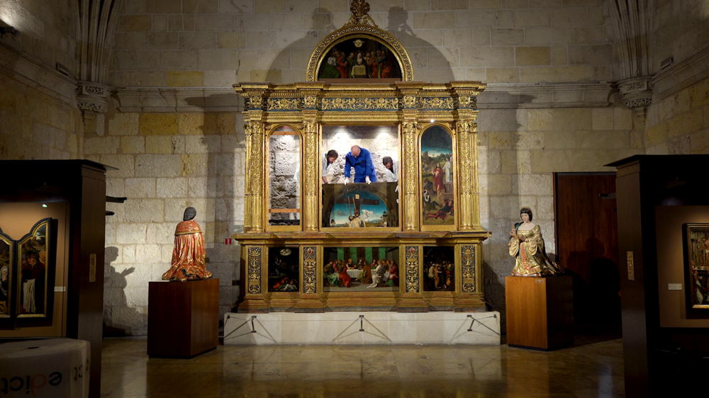 De ‘Triptiek van de kruisafneming’ wordt uit zijn lijst gehaald in de Capilla Real in Granada © Het Beweegt en M Leuven