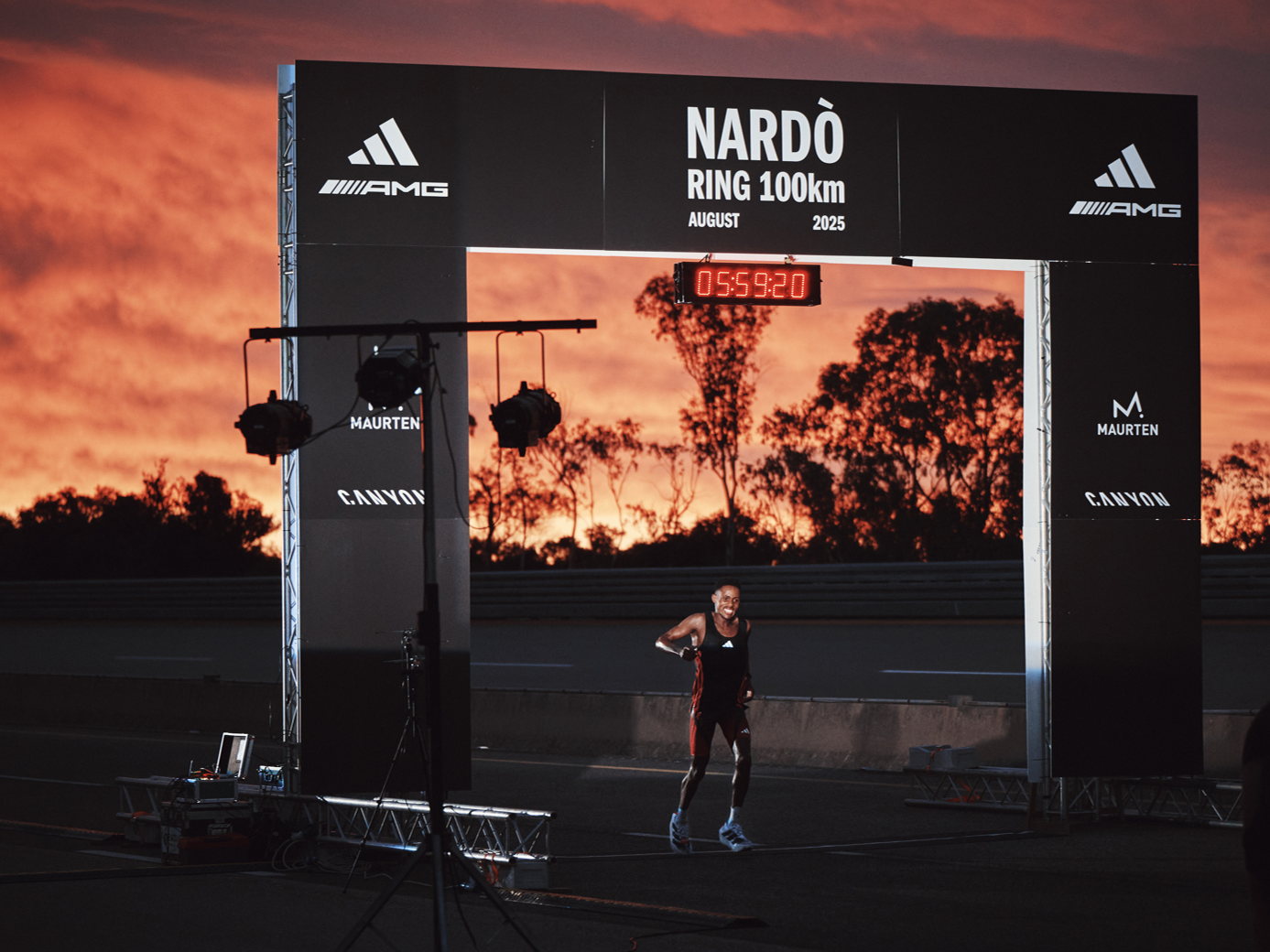 VELOCIDAD SIN LÍMITES: SIBUSISO KUBHEKA ROMPE LA BARRERA DE LAS 6 HORAS EN 100 KM CON ADIDAS