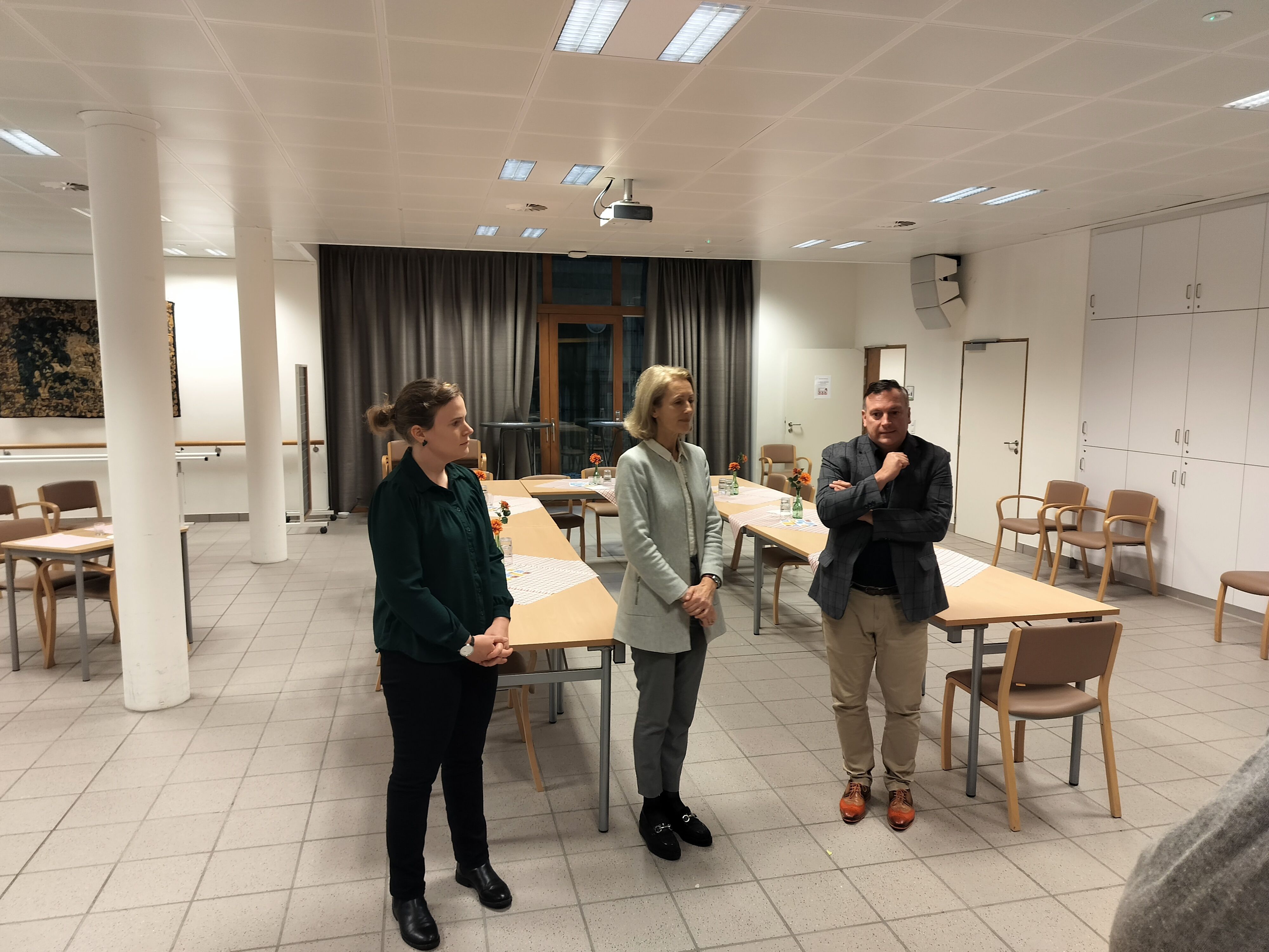 Op 27 november stelden gedeputeerde Gunther Coppens, Anne TRoussel, voorzitter OCMW Sint-Genesius-Rode, en Heidi Devillé van i-Diverso het taalstimuleringsproject 'Nederlands op de werkvloer' voor.