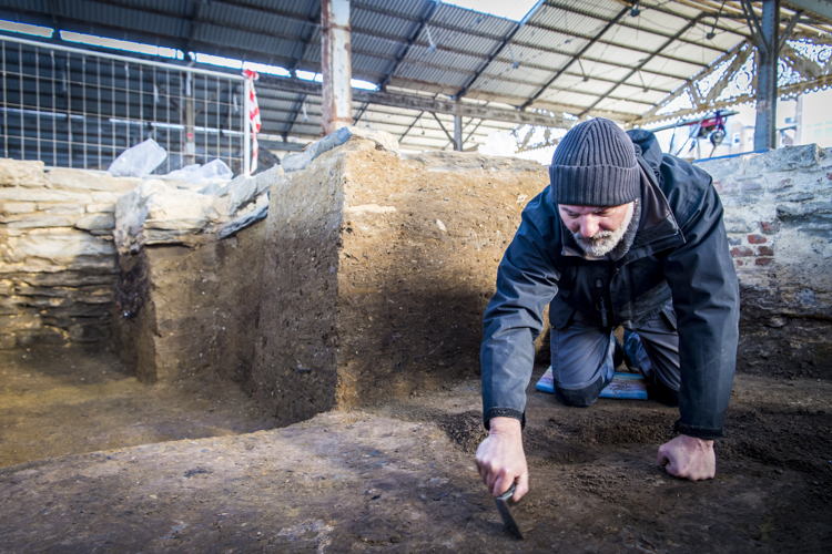 De archeologische bodem wordt zorgvuldig en laag per laag verdiept. ©Stad Antwerpen, foto Frederik Beyens