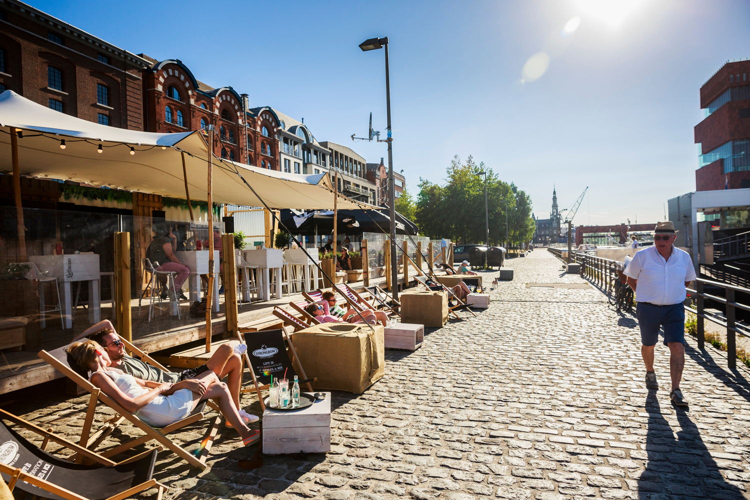 Zomerbar langs Willemdok © Victoriano Moreno