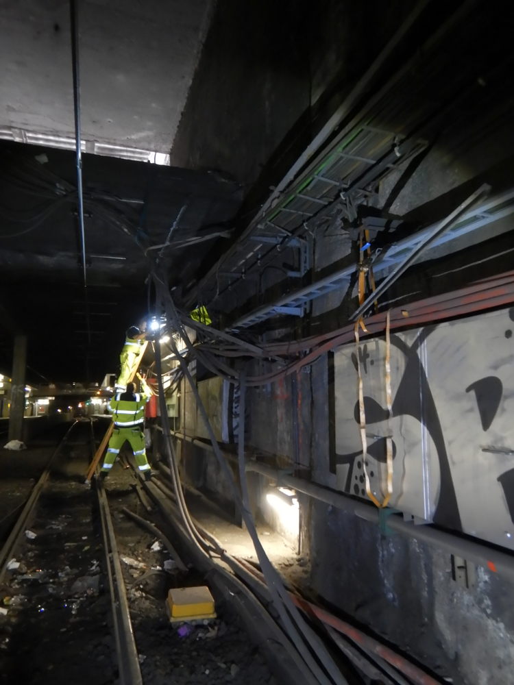 Over 350 meter zijn kabels van de stroomvoorziening losgekomen. De beschadigde kabels worden stuk voor stuk weggeknipt.