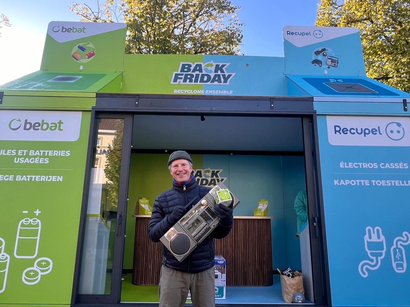 ‘Back Friday’-campagne van Bebat en Recupel vandaag op het Sint-Denijsplein in Vorst   