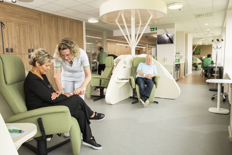 Een verpleegkundige controleert het verband op de insteekopening van de katheter in de cardiolounge. (Foto: ZAS)